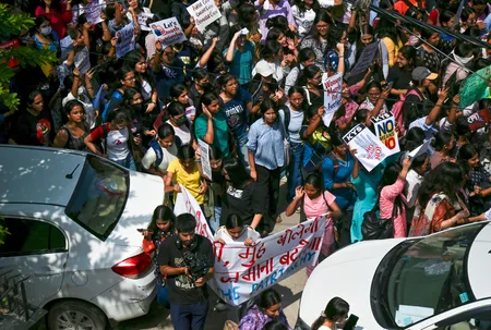 महिला सुरक्षा को लेकर दिल्ली यूनिवर्सिटी के छात्रों ने तेज किया प्रदर्शन, कहा-‘जिम्मेदारी ले सरकार’