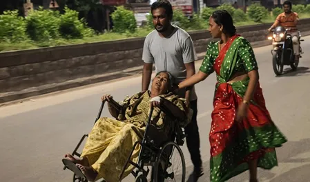 अस्पताल की लापरवाही से परेशान बेटा बीमार मां को व्हीलचेयर पर लेकर स्थानीय विधायक के घर पहुंचा