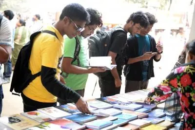 बांग्लादेश में अल-कायदा और आईएस नेताओं की किताबें खुलेआम बिक रहीं: रिपोर्ट