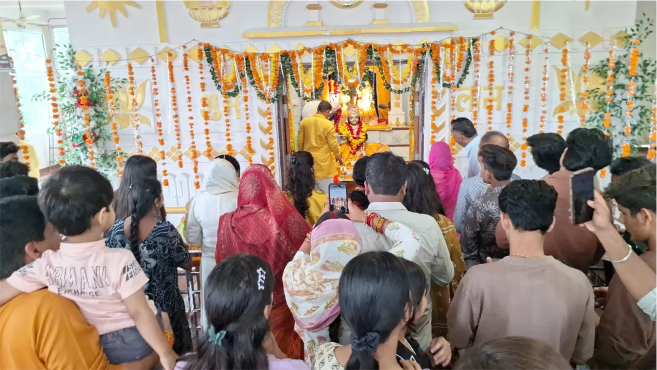 श्रीकृष्ण जन्माष्टमी पर लड्डू गोपाल मंदिर में उमड़ा आस्था का जनसैलाब, जन्मोत्सव का भव्य आयोजन आज