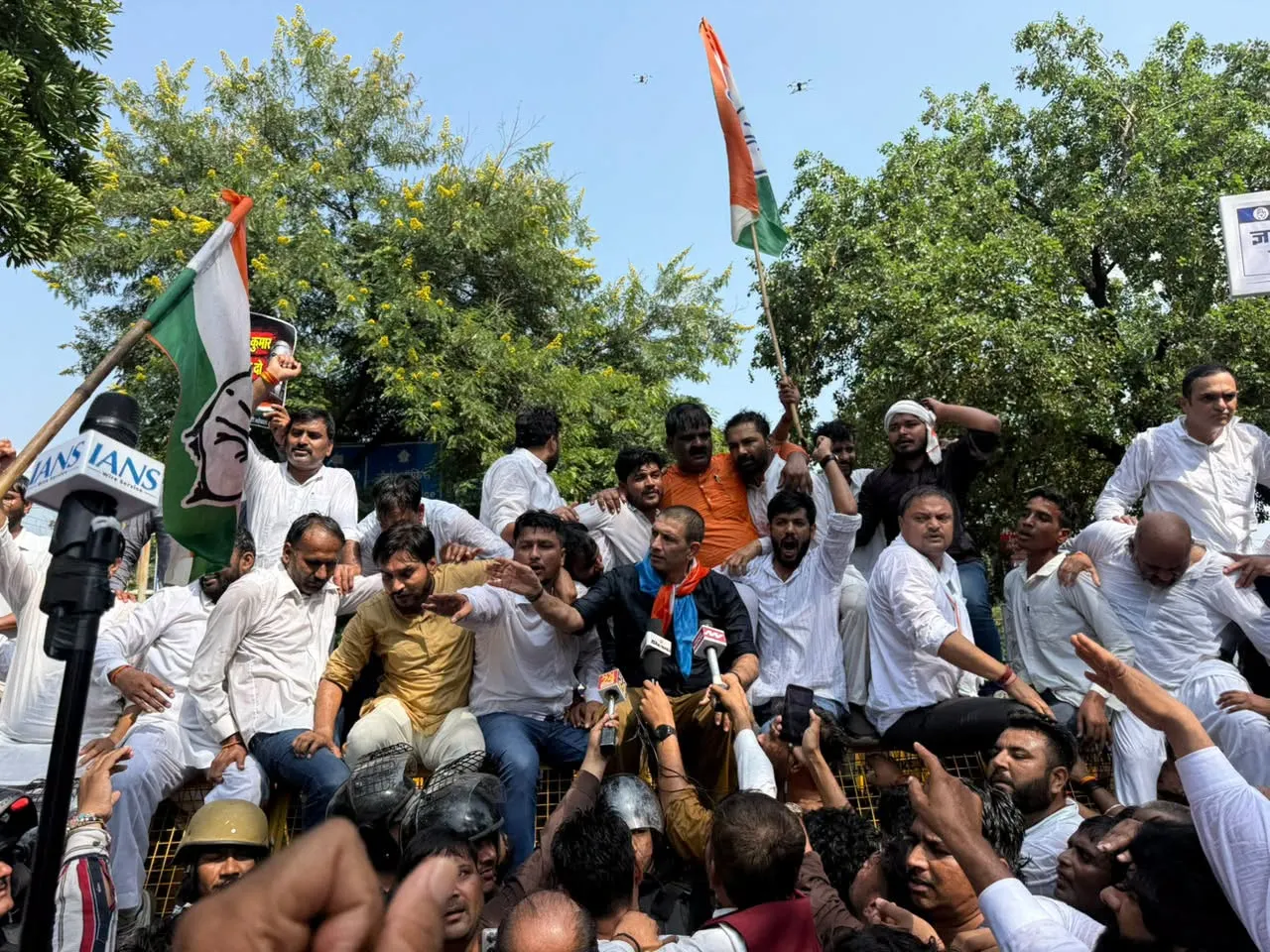 पीसीसी से निकली रैली को बैरिकेडिंग लगाकर अरेरा हिल्स पर रोका; पुलिस और कार्यकर्ताओं में तीखी झड़प, दिग्विजय-पटवारी समेत दिग्गज नेता रहे मौजूद