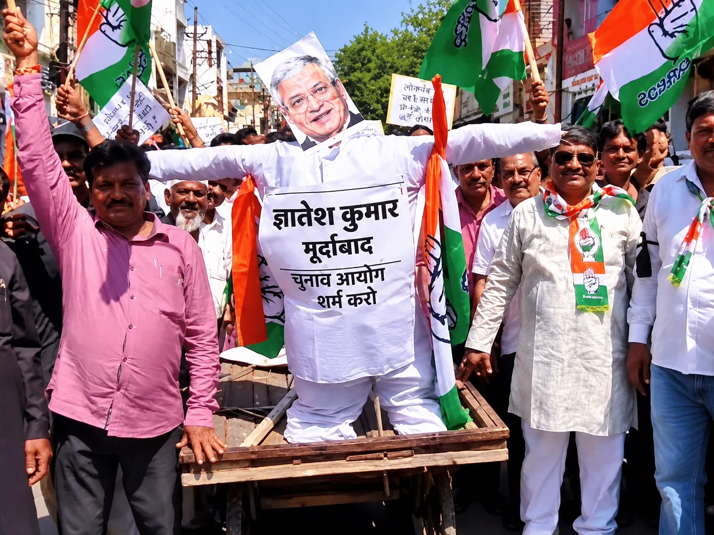 ग्वालियर में बैरिकेड्स तोड़ कलेक्टोरेट में घुसे कांग्रेसी; इंदौर में पुतला दहन और धक्का-मुक्की, देशद्रोह का केस दर्ज करने की मांग
