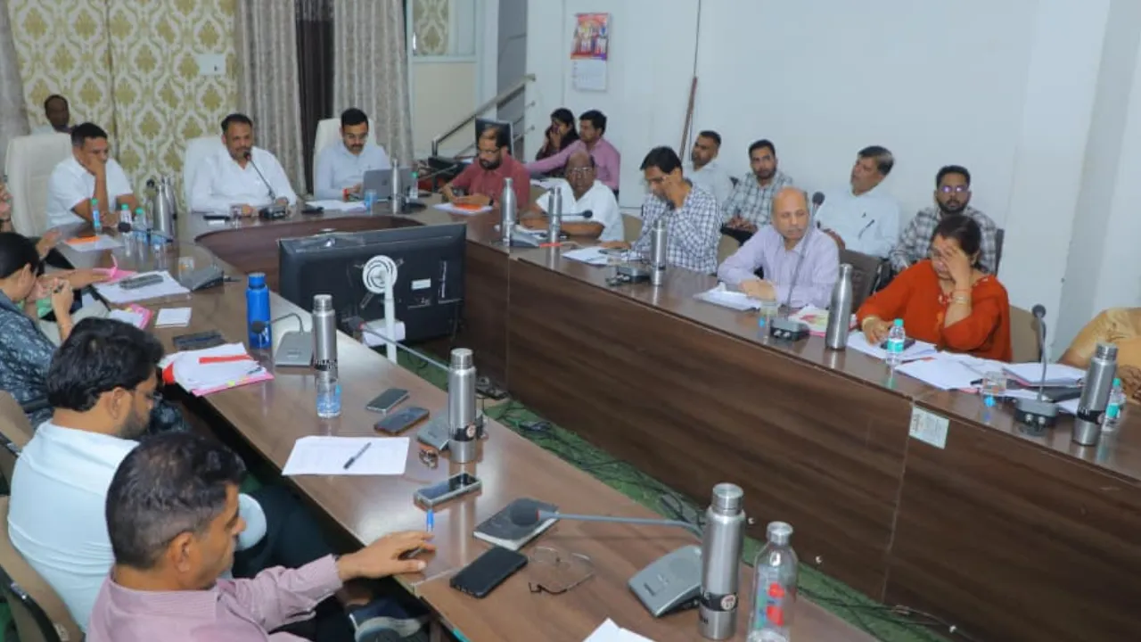 लापरवाह पटवारियों पर कलेक्टर सख्त, 93 को नोटिस के निर्देश