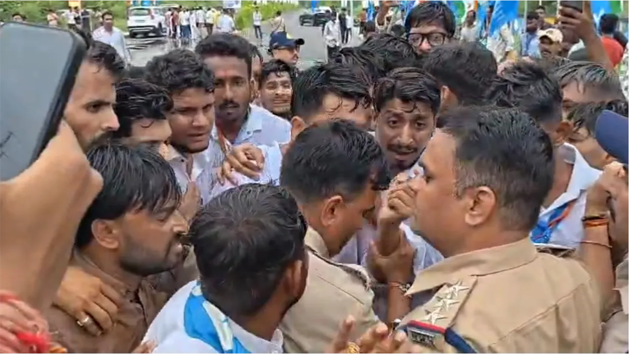 मंदसौर में NSUI का प्रदर्शन, CM और केंद्रीय गृह मंत्री का पुतला फूंका