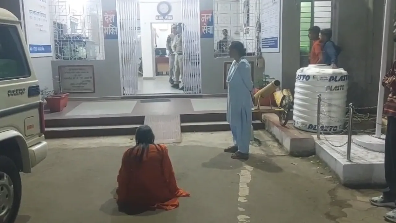 कोतवाली थाने के सामने रातभर धरने पर बैठी युवती, कार्रवाई की मांग