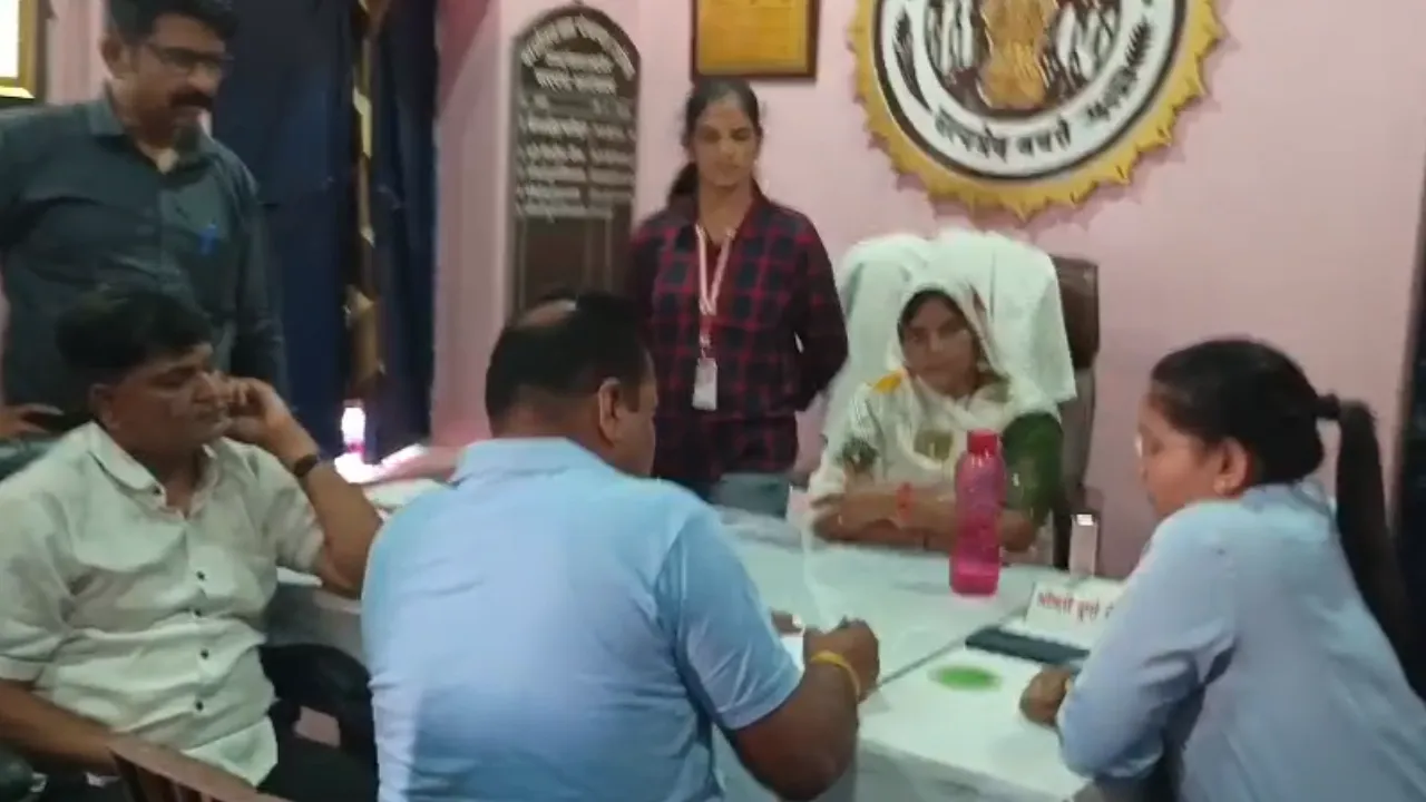 पंचायत की NOC के बदले 4 हजार की रिश्वत, 3500 लेते सरपंच और प्रतिनिधि रंगे हाथों गिरफ्तार