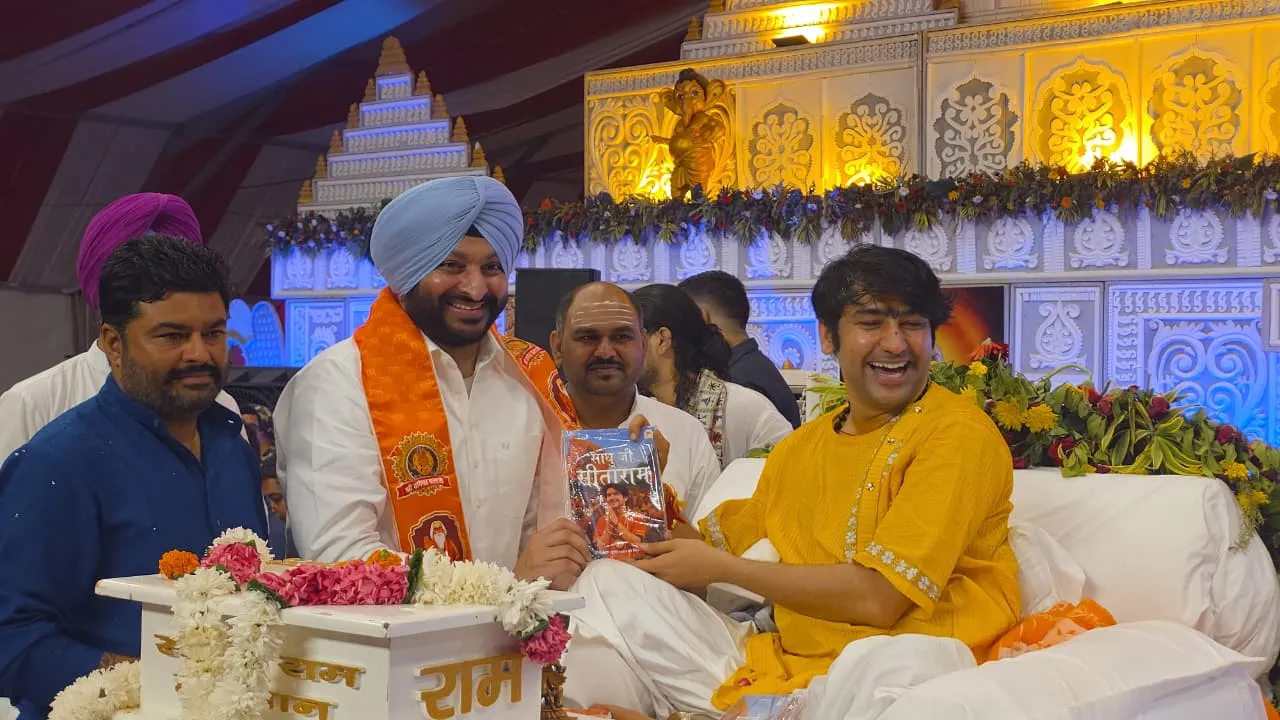 USA ने दिया 'आदि सनातन धर्म रत्न व्यासपीठ' सम्मान, पूर्व केंद्रीय मंत्री रवनीत सिंह बिट्टू ने लिया आशीर्वाद