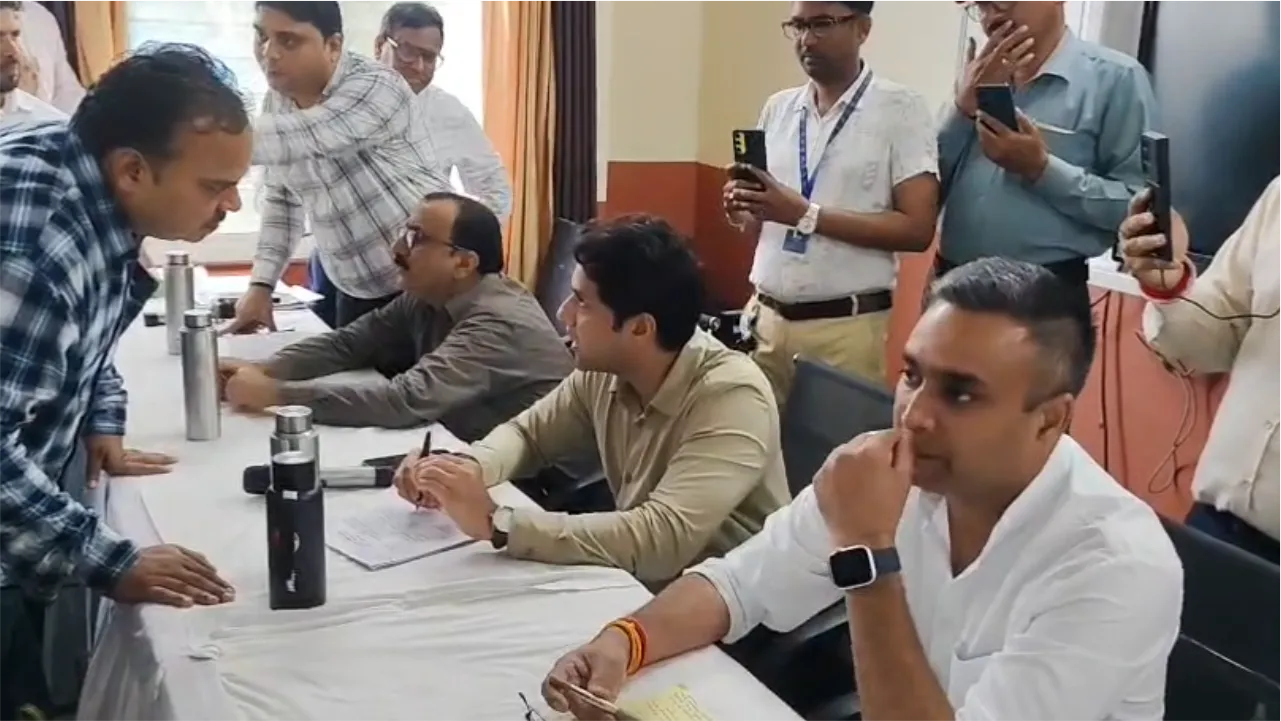 जन समस्या निवारण शिविर में पहुंचे कलेक्टर, अधिकारियों को दिए आवश्यक दिशा-निर्देश