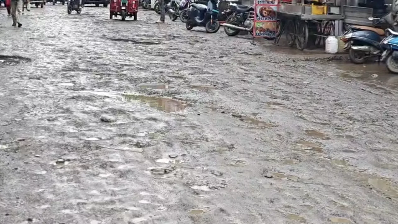 रेस्टोरेशन के बाद भी बदहाल सड़कें, व्यापारियों ने उठाई आवाज