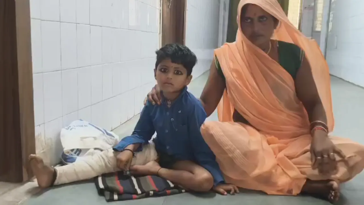 स्कूल बैग न ले जाने पर बच्चे के बाल पकड़कर जमीन पर पटका, पैर तोड़ा, शिक्षक पर एफआईआर