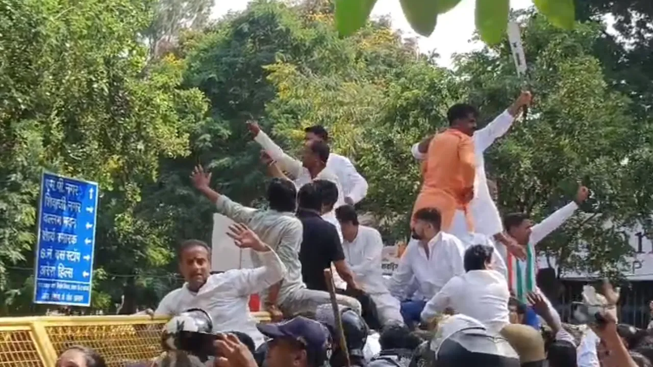 SIR और ‘वोट चोरी’ के आरोपों पर भोपाल में कांग्रेस का हल्लाबोल, पुलिस ने रोकी रैली; वॉटर कैनन से नियंत्रित की स्थिति