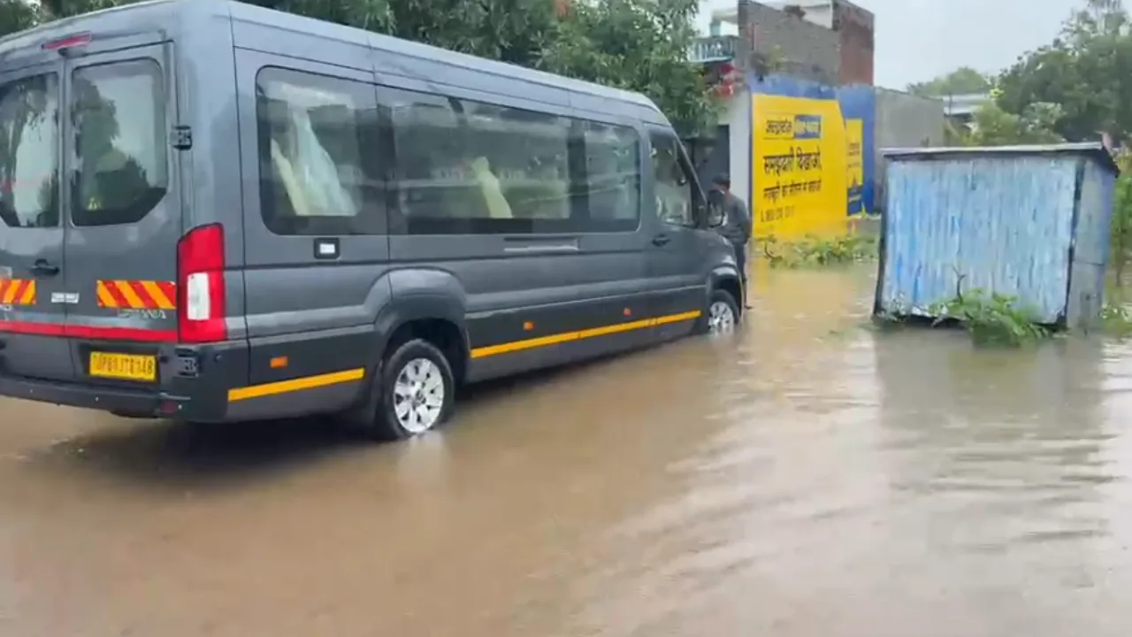 जलभराव में फंसी विदेशी पर्यटकों से भरी मिनी बस, ग्रामीणों ने बचाई जान