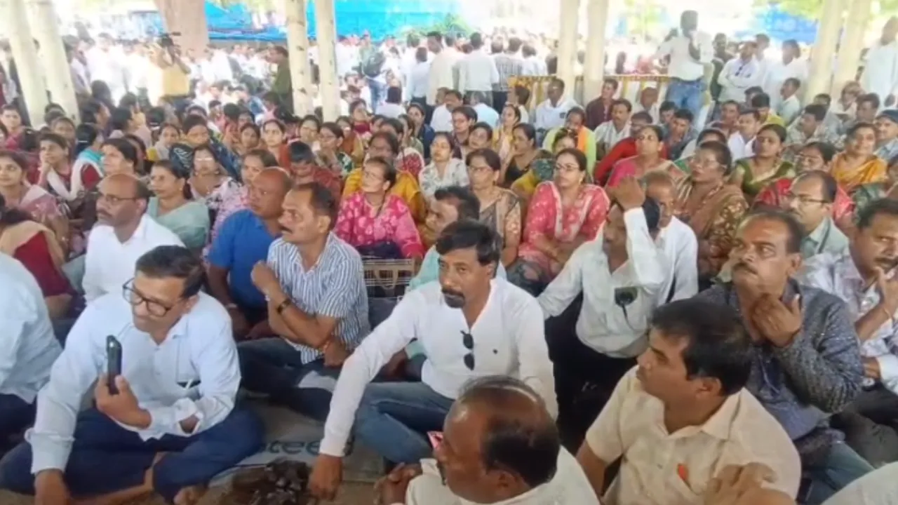 TET की अनिवार्यता के विरोध में अनिश्चितकालीन धरना शुरू