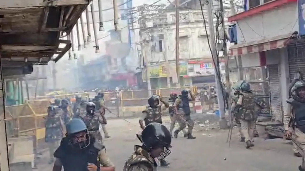  शाही मस्जिद के हिस्से को हटाने के दौरान पथराव, पुलिस ने छोड़े आंसू गैस के गोले