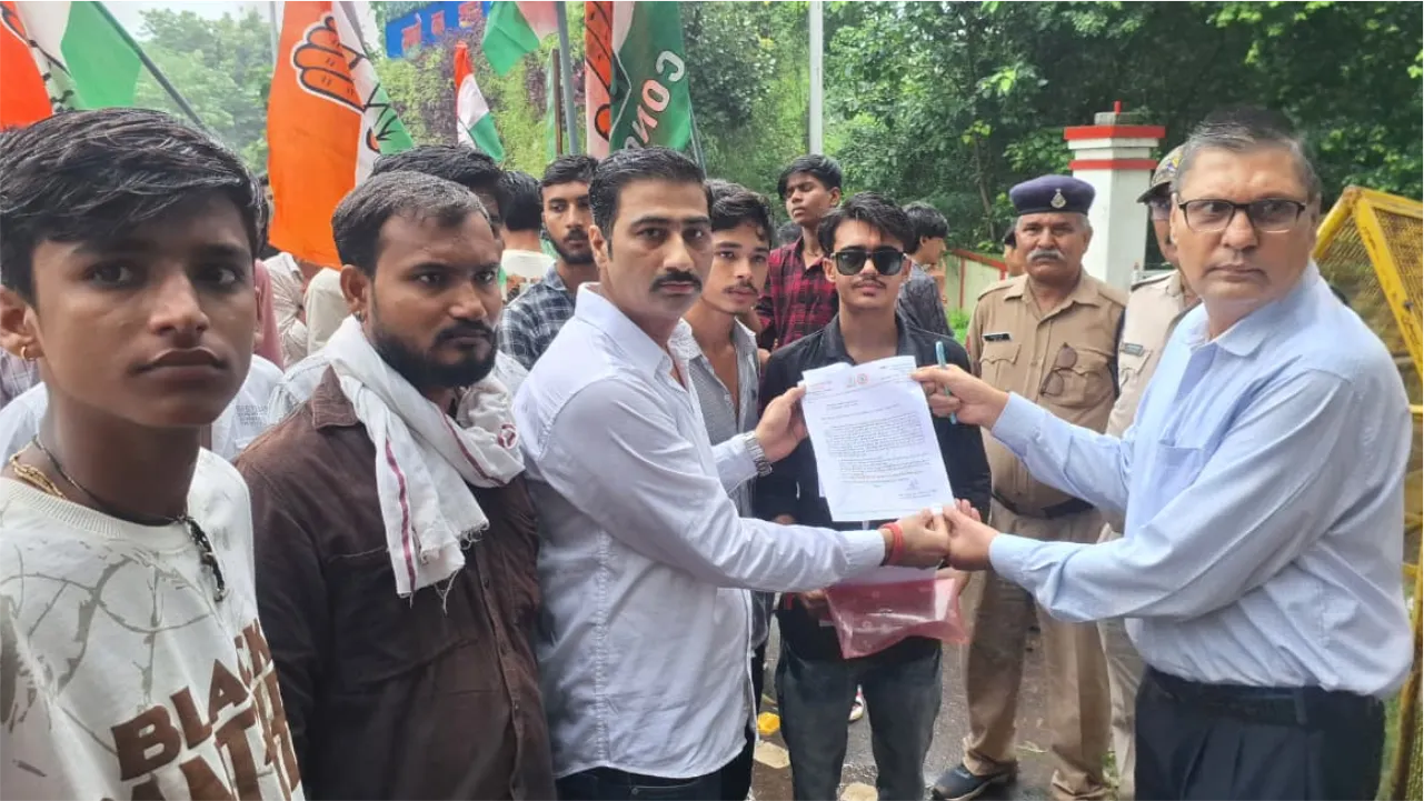 छतरपुर की बदहाल सड़कों और आवारा पशुओं की समस्या को लेकर युवा सेवादल ने कलेक्टर को सौंपा ज्ञापन