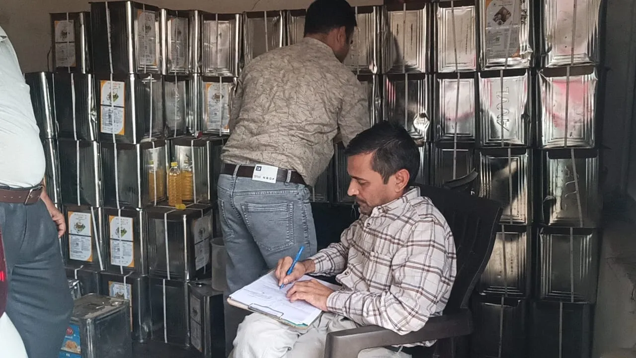 297 टिन रिफाइंड व वनस्पति घी जब्त