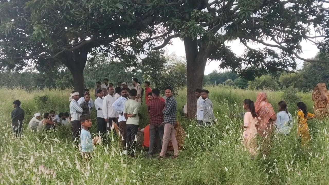 कुएं में मिले दो मासूमों के शव, पेड़ पर फंदे से झूलती मिली मां