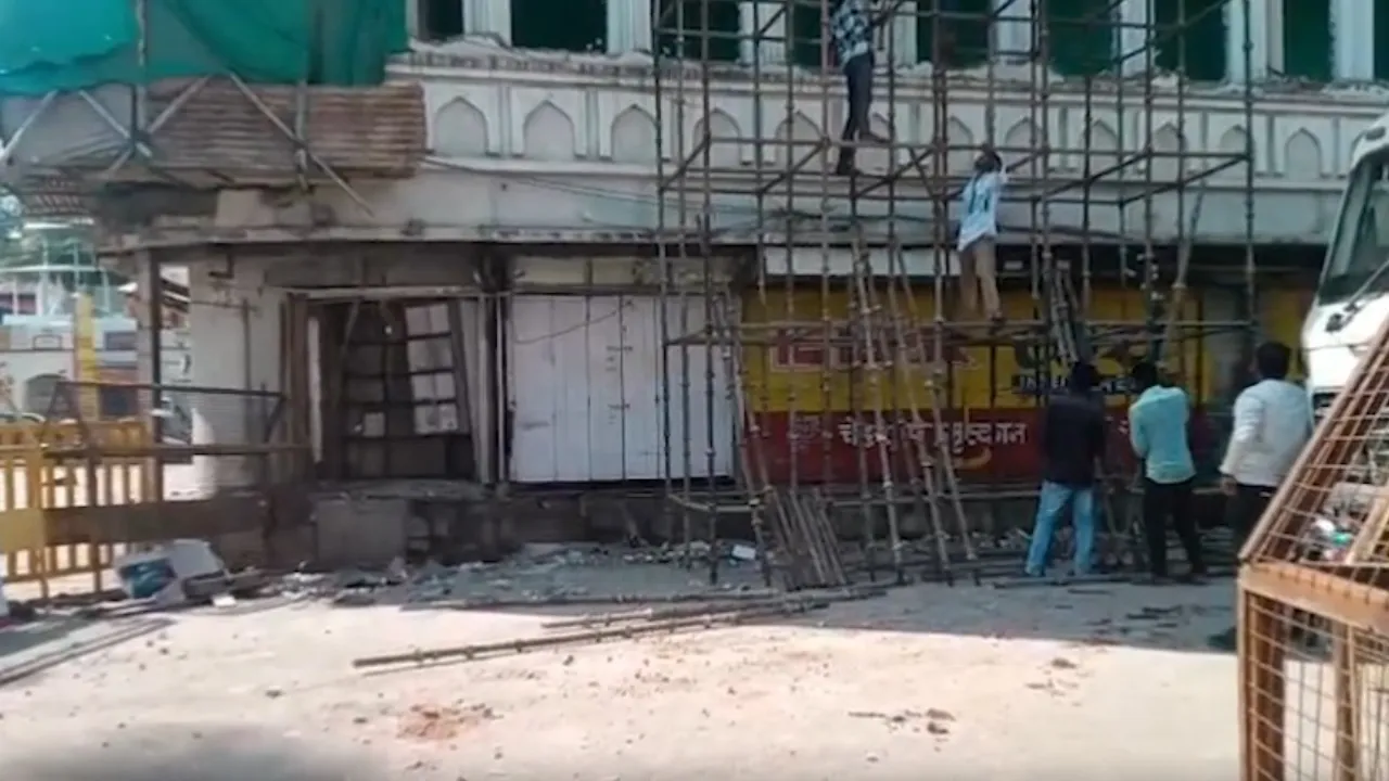 कड़ी सुरक्षा के बीच उज्जैन में मस्जिद का अवैध हिस्सा हटाने का काम दूसरे दिन भी जारी 