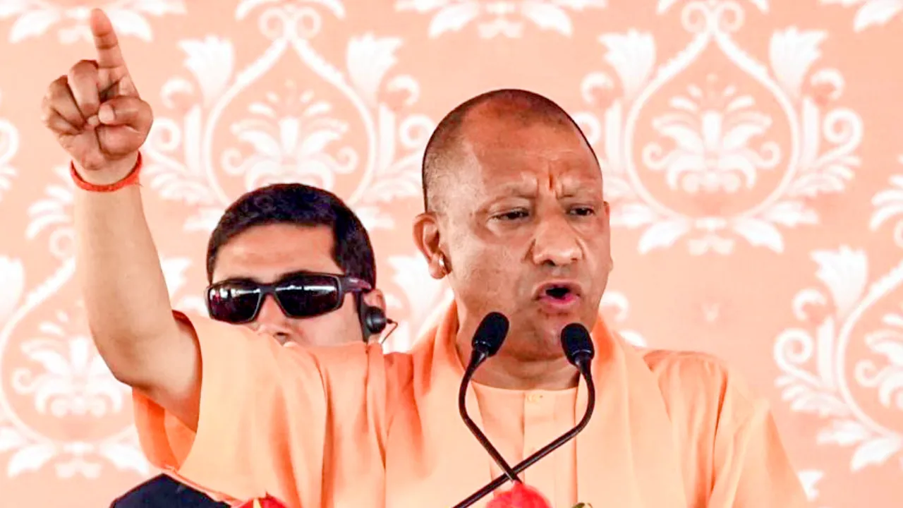 एपी तटबंध का हाल जानने को कुशीनगर में ग्राउंड जीरो पर पहुंचे सीएम योगी