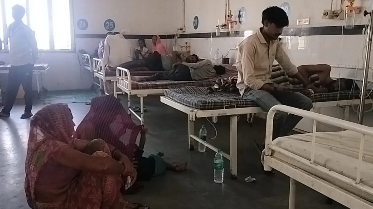 देसी शराब पीने के बाद युवक की बिगड़ी तबीयत, खून की उल्टियां होने पर जिला अस्पताल में भर्ती