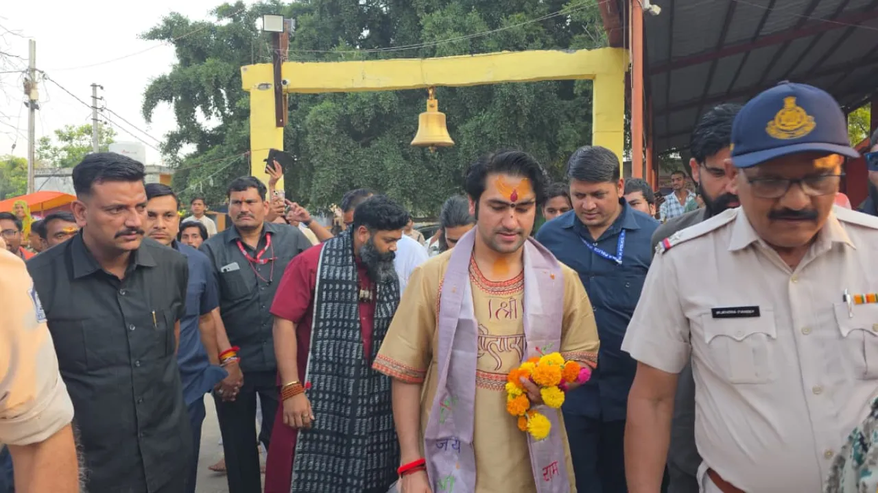 प्राचीन बगीचा हनुमान मंदिर पहुंचे बागेश्वर सरकार, भगवान सीताराम का लिया आशीर्वाद