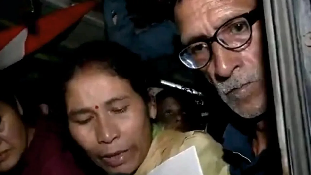 इंडिया गेट पर प्रदर्शन कर रहे माता-पिता हिरासत में : कांग्रेस नेता पवन खेड़ा भी पकड़े गए; बाद में परिजनों को छोड़ा