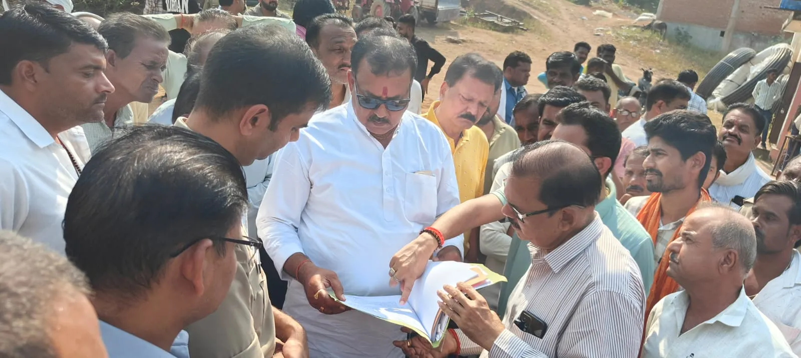 छतरपुर में शासकीय डॉक्टर आवास पर रात के अंधेरे में चली जेसीबी: विधायक ने खोला मोर्चा, बोले- 3 दिन में दोषियों पर हो सख्त कार्रवाई, वरना सड़कों पर उतरेंगे 