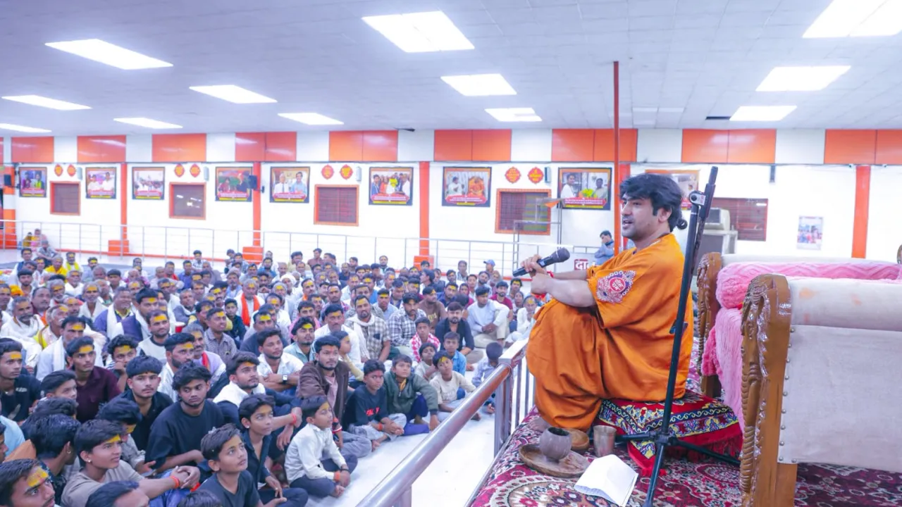 बागेश्वर धाम में भव्य दशहरा मिलन समारोह: पूज्य धीरेंद्र शास्त्री ने ग्रामीणों और व्यापारियों को दी शुभकामनाएं