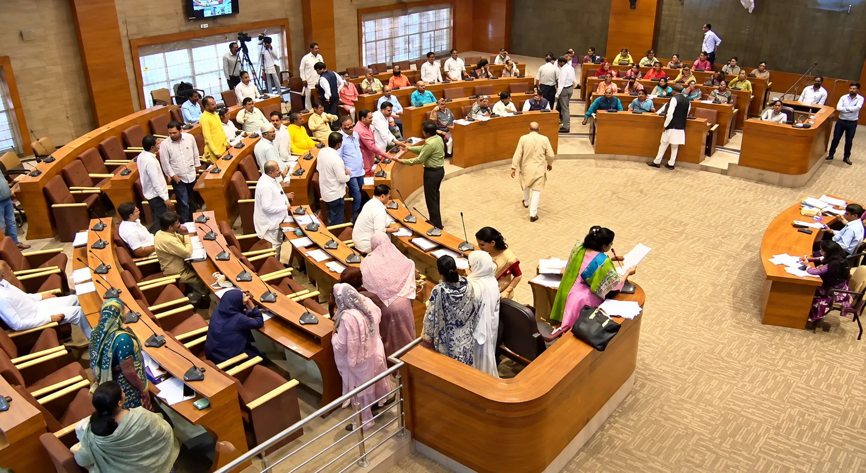 भोपाल नगर निगम परिषद की बैठक शुरू, शनिवार को बैठक बुलाने पर विपक्ष की नेता का हंगामा, अध्यक्ष ने दिया नियम का हवाला