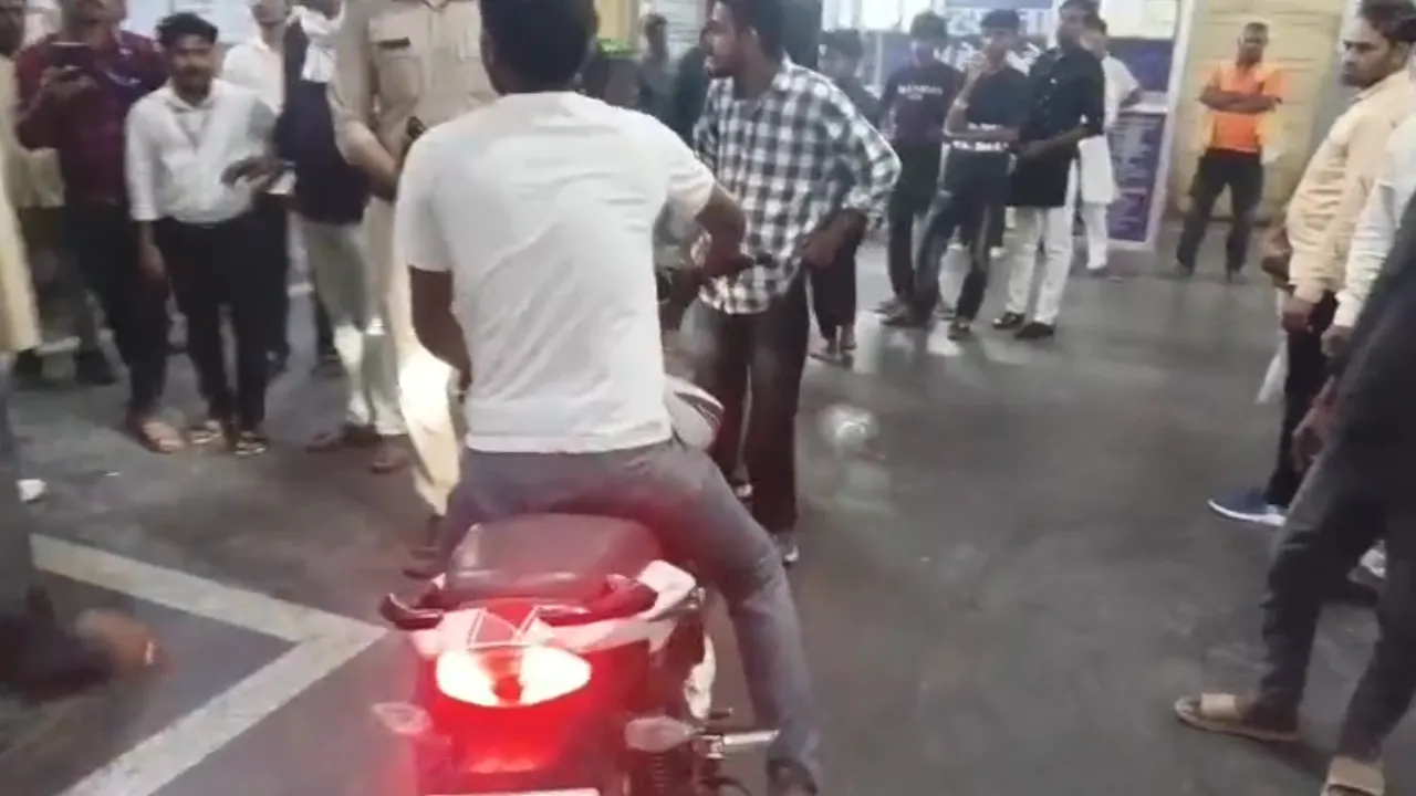 देर रात बाइक लेकर अंदर पहुंचा युवक, मचा हड़कंप