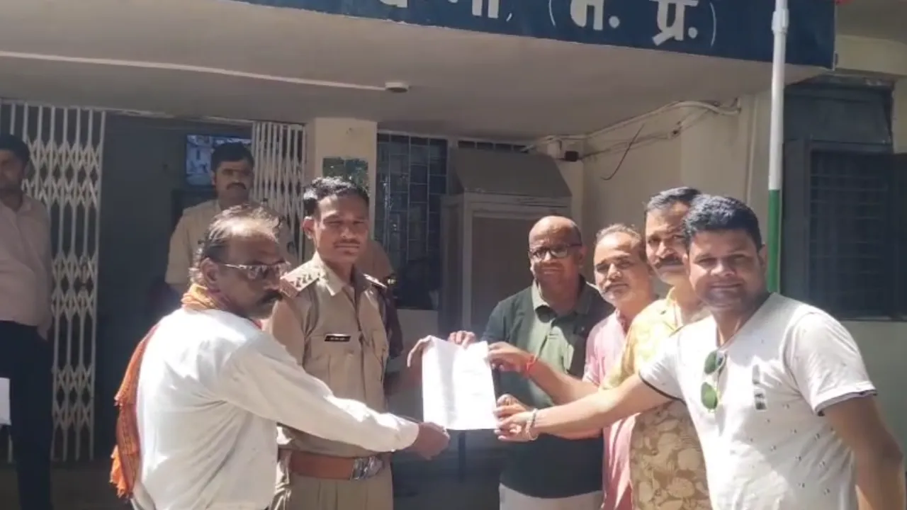 ऑटो-टैक्सी से परेशान बस संचालक, बिना परमिट सवारी ढोने का आरोप