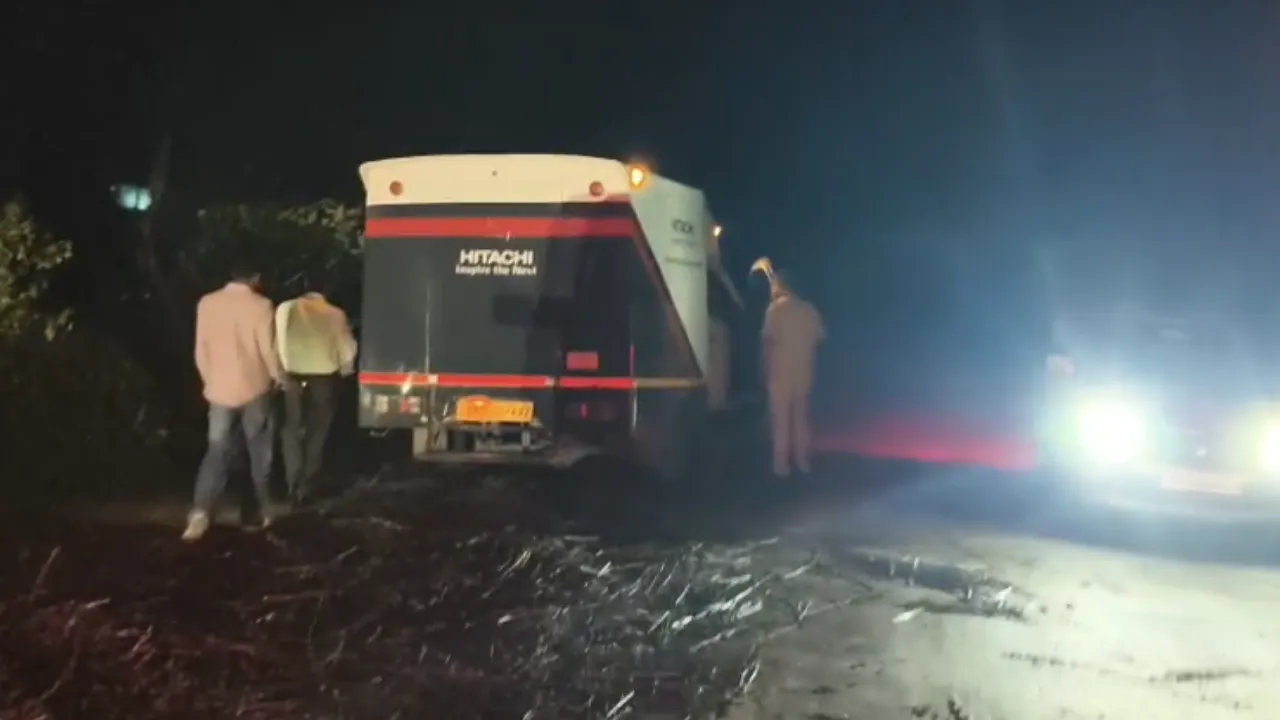 सड़क पर रखी फसल से टक्कर, उछले पत्थरों ने दूसरी कार को किया बुरी तरह क्षतिग्रस्त