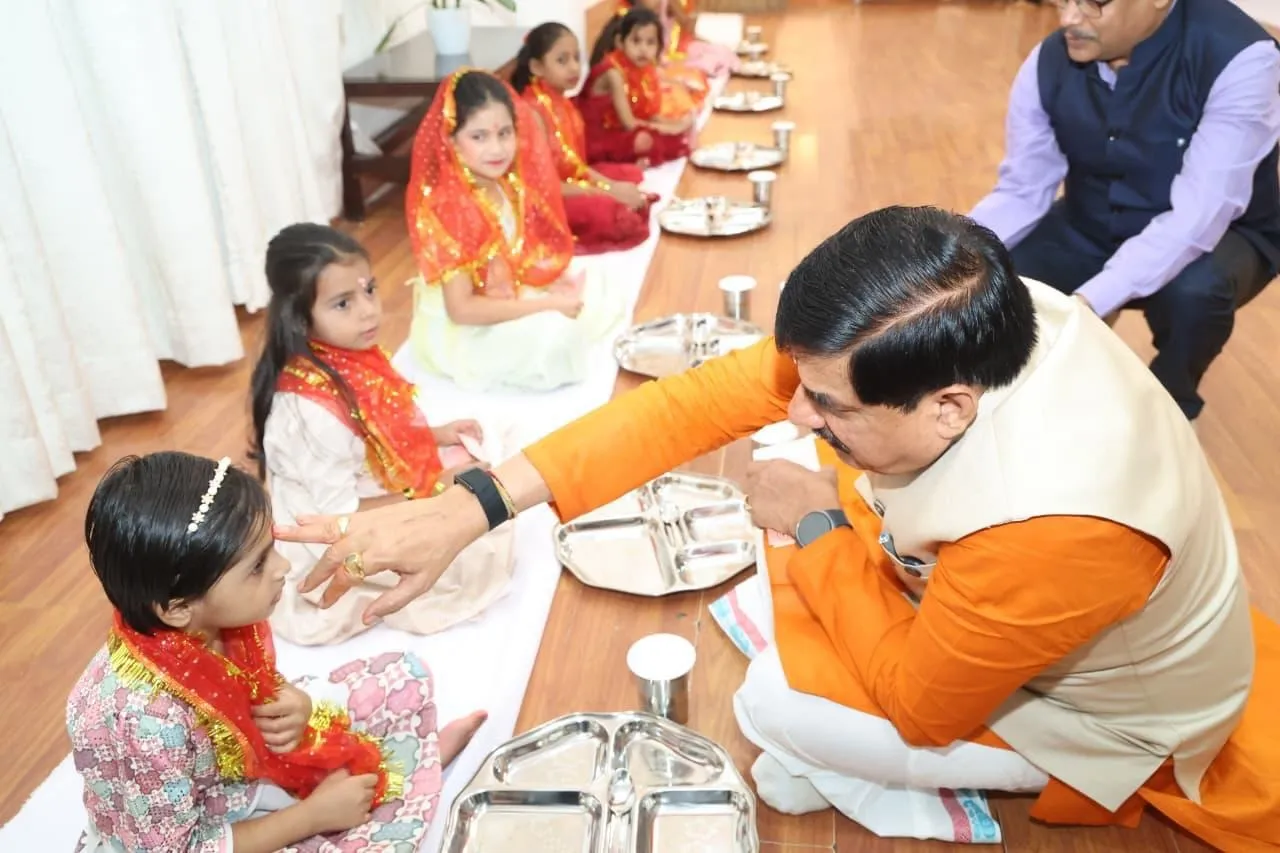 कन्याओं के चरण पखारकर कराया भोज, मां काली की विशेष आराधना और शस्त्र पूजन भी किया