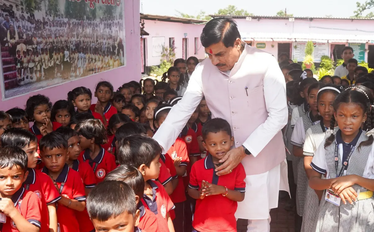 बच्चों के साथ मॉर्निंग असेंबली में की प्रार्थना; पूछा- कैसी चल रही पढ़ाई?