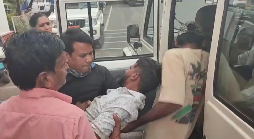 कलेक्ट्रेट में बड़ा हादसा: स्थापना दिवस के लिए लाइटिंग करते समय 40 फीट ऊंचाई से गिरा युवक, हालत गंभीर में भेजा गया जिला अस्पताल
