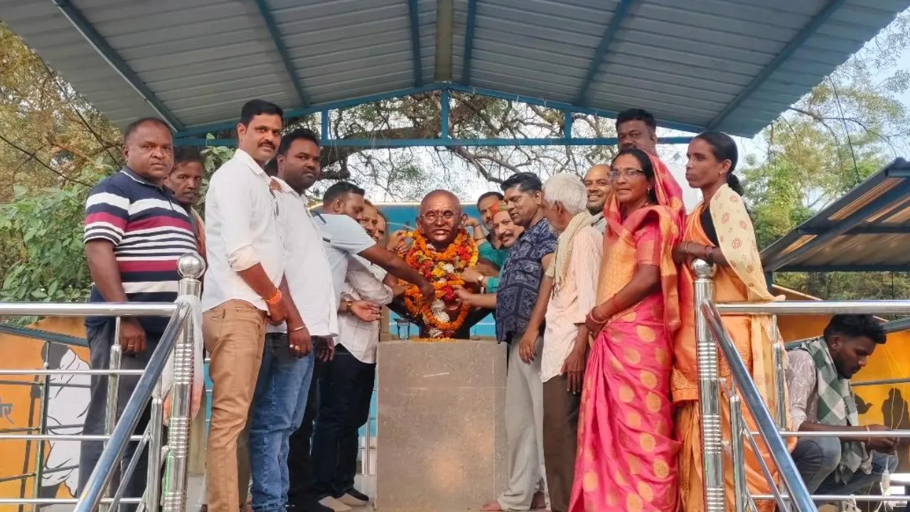 गांधी जयंती पर कांग्रेस ने किया माल्यार्पण, अस्पताल में मरीजों को बांटे फल