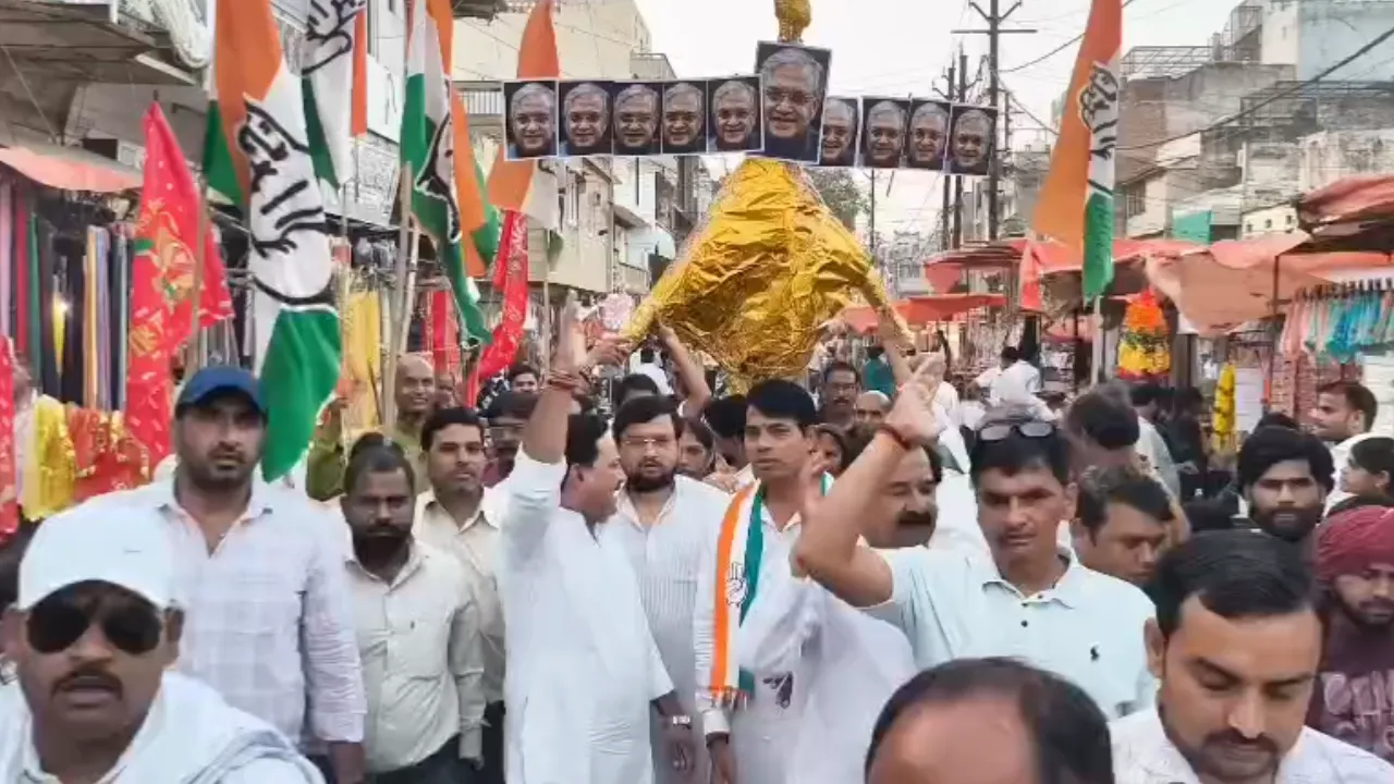 मुख्य चुनाव आयुक्त को बताया 'कलयुगी रावण', बीच बाजार फूंका 10 सिर वाला पुतला