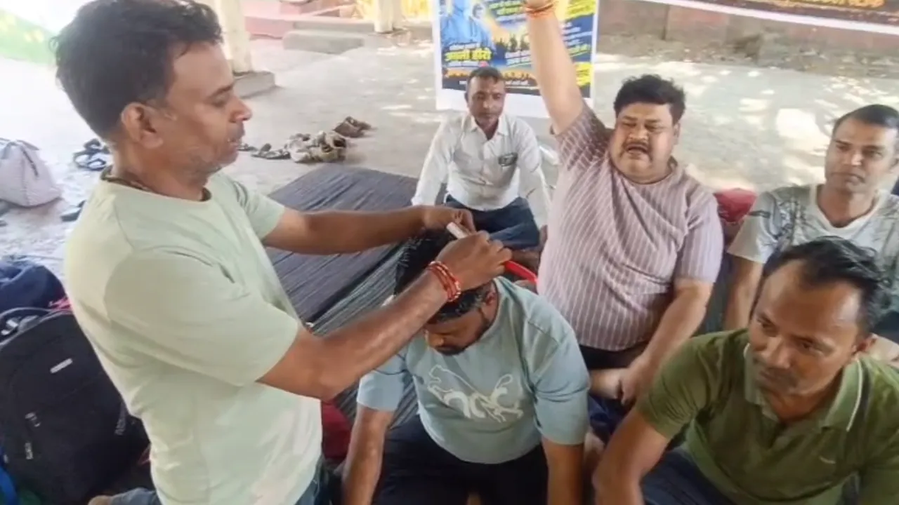 नियमितीकरण की मांग को लेकर महिलाओं ने किया केश दान और साथियों ने मुंडवाया सिर