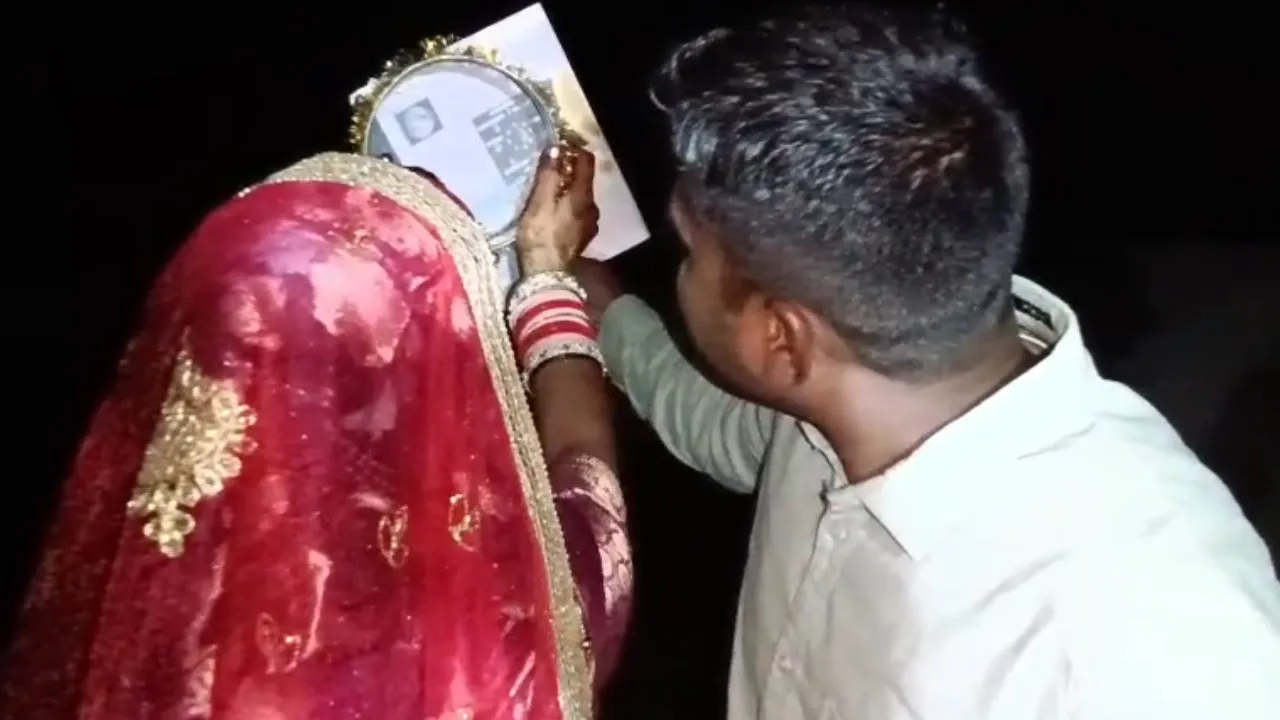 अनोखी पहल: चक्रवात के बादलों ने छिपाया चांद, तो पति ने 'खान सर की एटलस' में बने चंद्रमा के प्रतिबिंब से तुड़वाया पत्नी का करवा चौथ व्रत