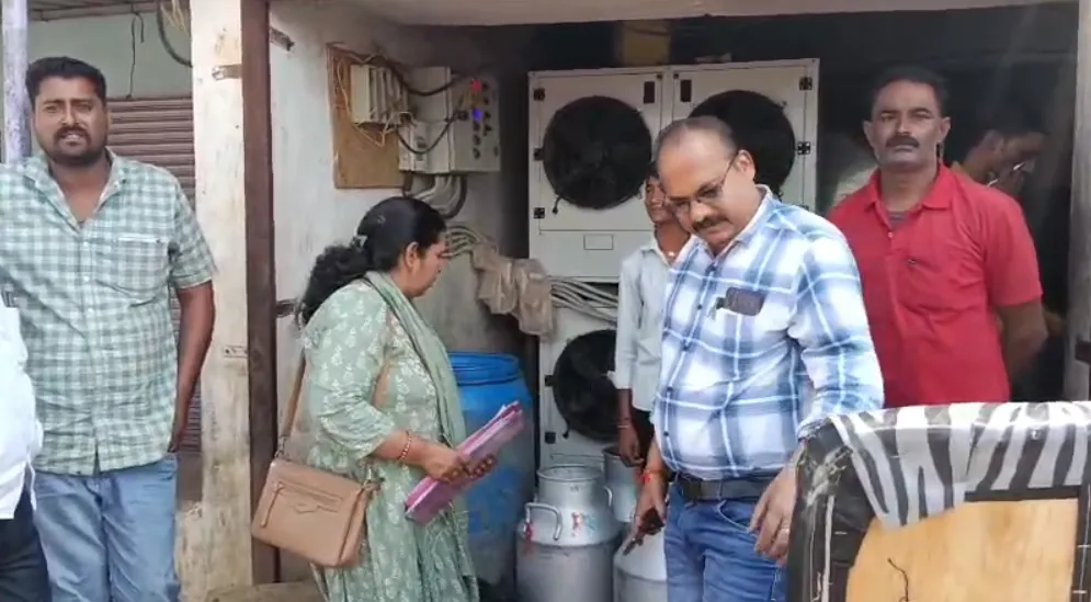 तहसीलदार और फूड सेफ्टी अफसर की टीम ने बंद कराया बिना पंजीयन का डेयरी सेंटर