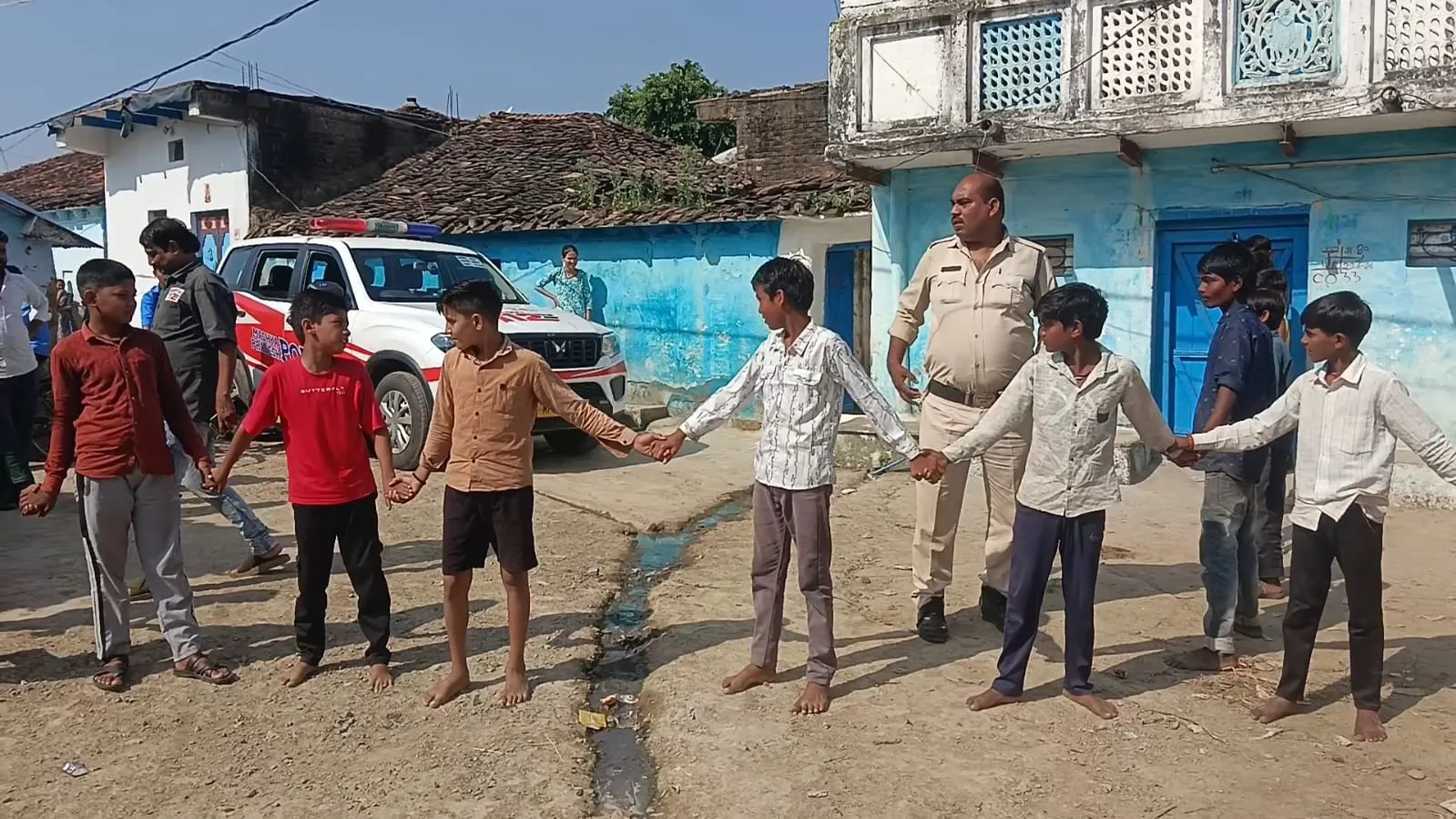 हाथ पकड़कर बनाई मानव श्रृंखला, ट्रैक्टर रोके; 16 साल पुरानी परंपरा टूटने पर थी नाराजगी