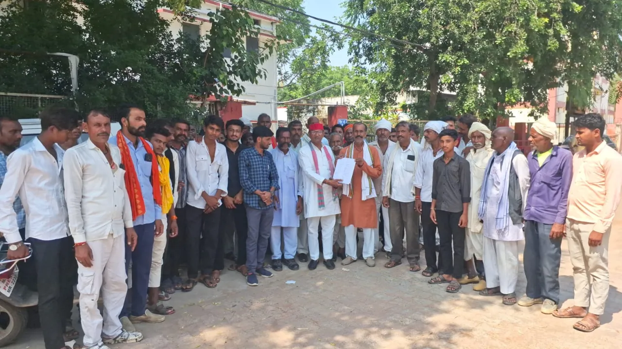 ग्रामीणों ने गेट खुलवाने की मांग को लेकर कलेक्टर को सौंपा ज्ञापन