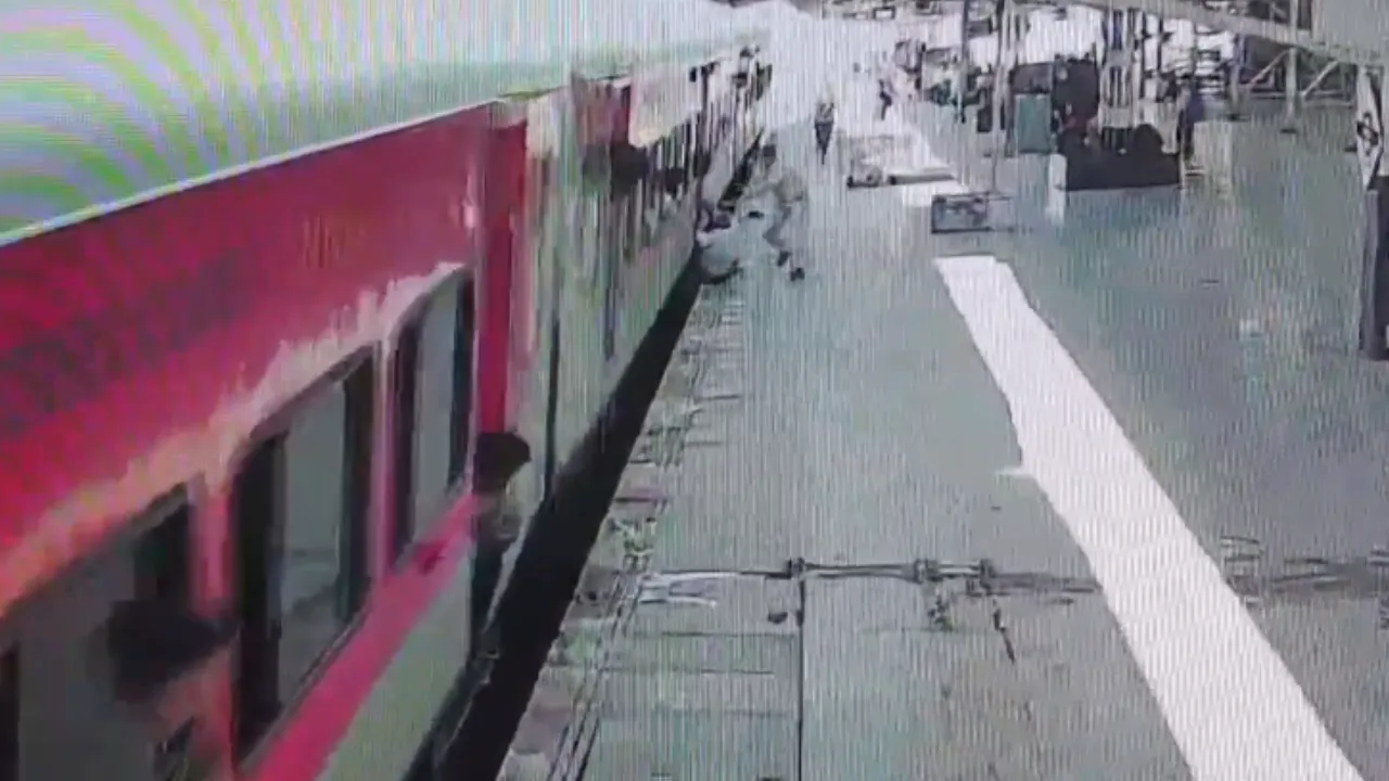 स्टेशन पर मौत को छूकर निकला यात्री! चलती ट्रेन से फिसला, आरपीएफ जवान ने दौड़कर बचाई जान