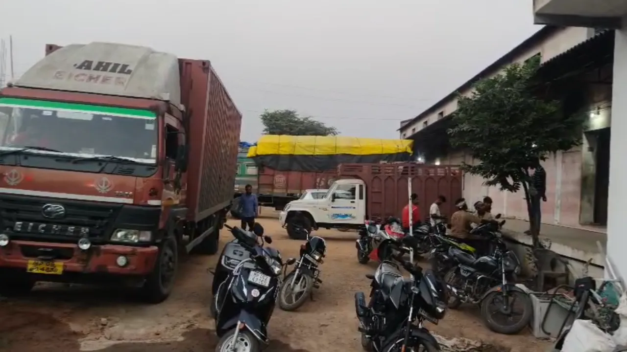 छतरपुर में 10 दिन से फंसे शराब से लदे ट्रक, ड्राइवरों ने लगाए डीजल चोरी और वसूली के गंभीर आरोप