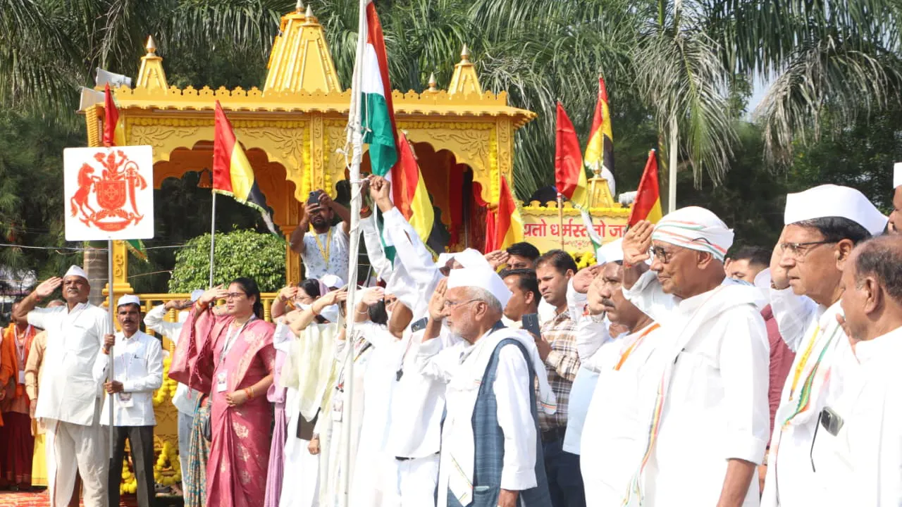 राष्ट्रध्वज को सलामी देकर दिग्विजय सिंह ने शुरू की चौथे दिन की यात्रा
