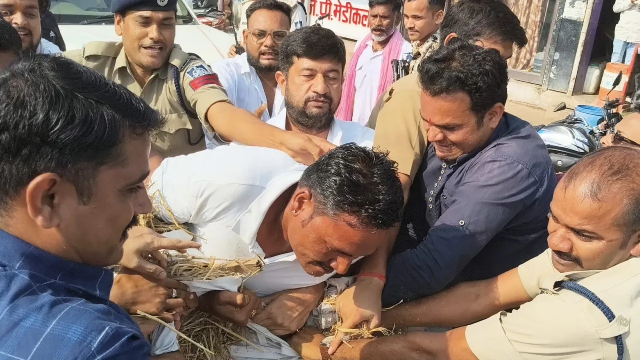 छतरपुर में पुतला दहन को लेकर पुलिस और कांग्रेसियों के बीच झड़प