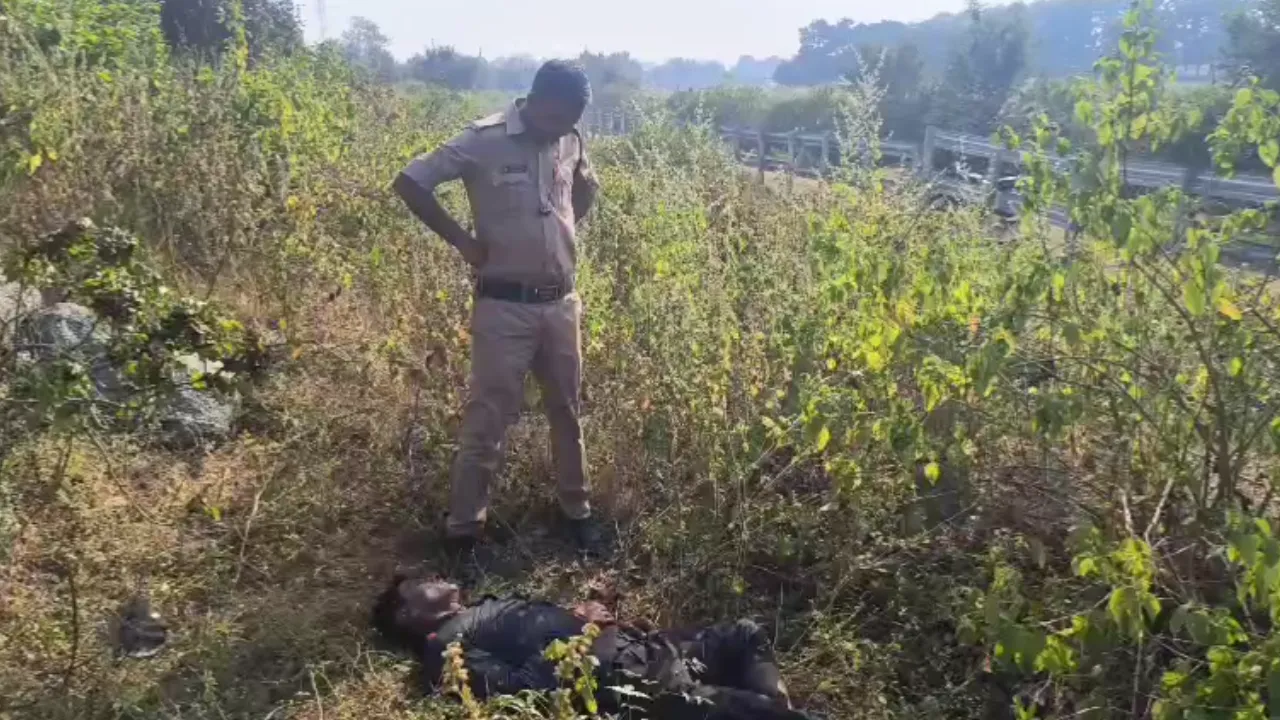 छतरपुर में सनसनी: रेलवे ट्रैक पर मिला व्यक्ति का शव, पुलिस जांच में जुटी