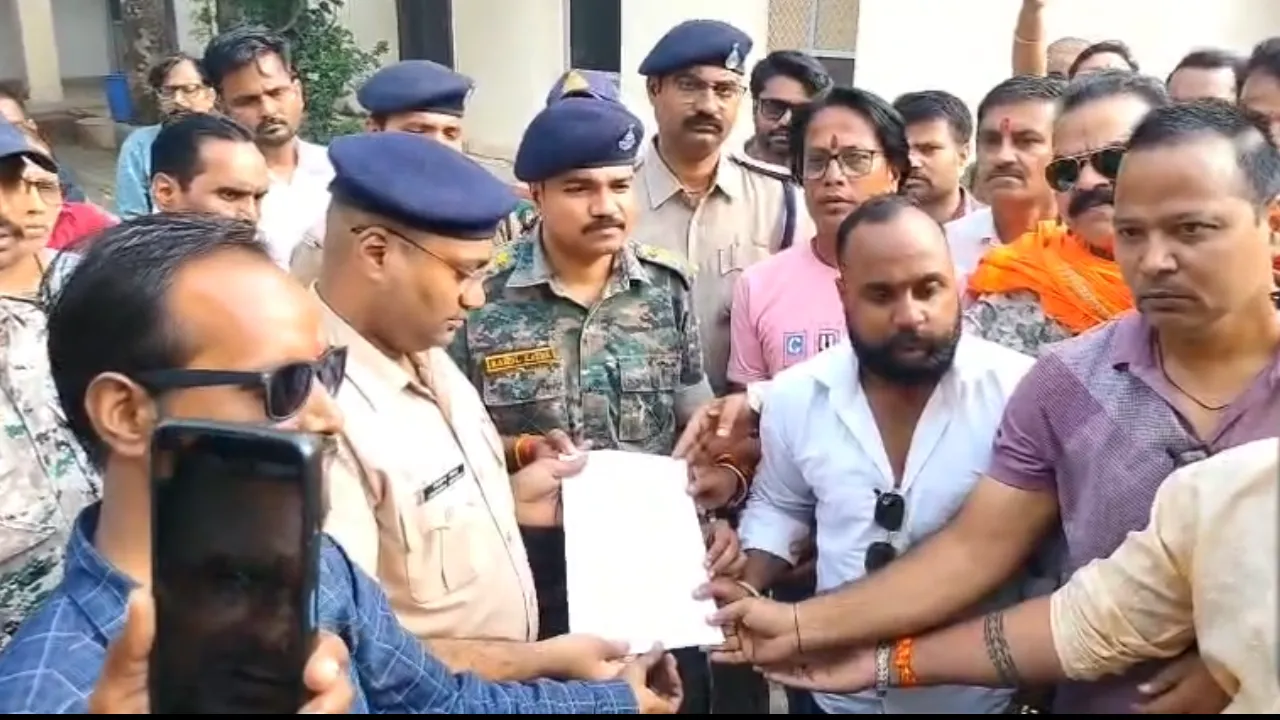 नवदुर्गा समिति से अभद्रता मामले में SI राजवीर यादव पर गिरी गाज, कोतवाली से हटाए गए; SP ऑफिस के बाहर धरने के बाद कार्रवाई