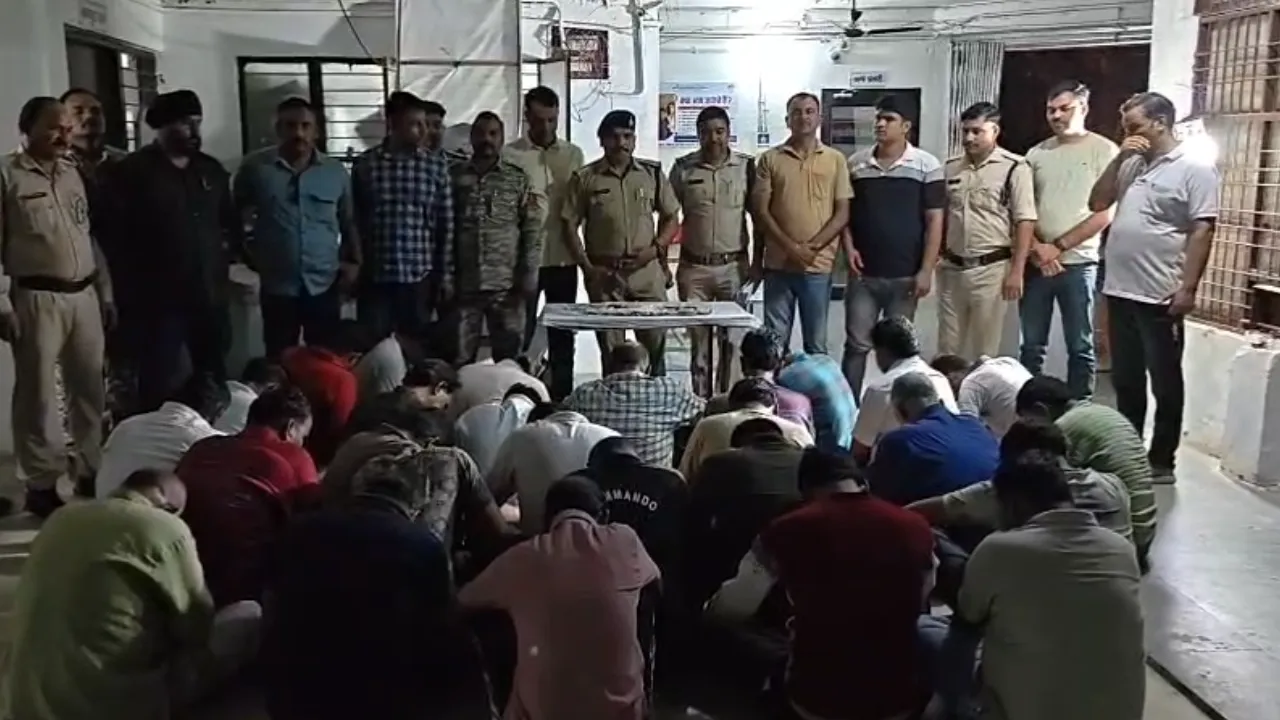 भिंड में जुए के बड़े फड़ पर पुलिस की संयुक्त कार्रवाई, 30 जुआरी गिरफ्तार; ₹4.52 लाख नकद जब्त