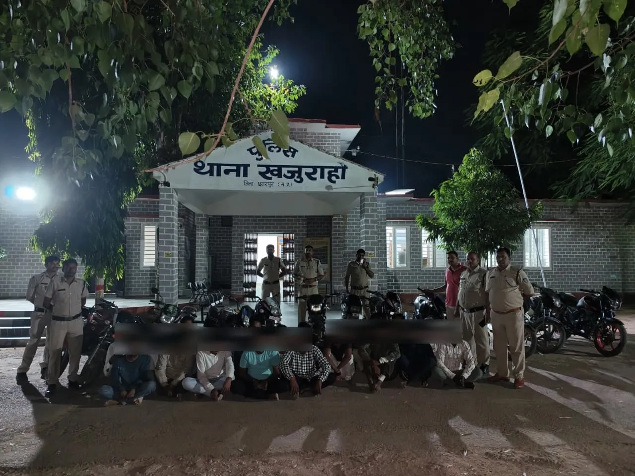 आधी रात को छतरपुर एसपी की गुप्त स्ट्राईक: घने जंगल में दांव लग रहे थे, पुलिस की टुकड़ी ने घेरकर दबोचा, 19 जुआरी गिरफ्तार